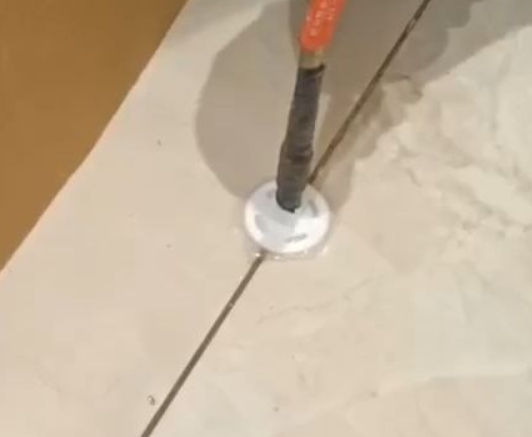 张家界瓷砖空鼓维修公司专业解答瓷砖在铺贴过程中，如果没有涂抹均匀到位的粘结材料（如水泥砂浆或瓷砖胶），可能会导致以下问题